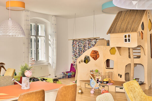 Spielecke mit Kletterturm